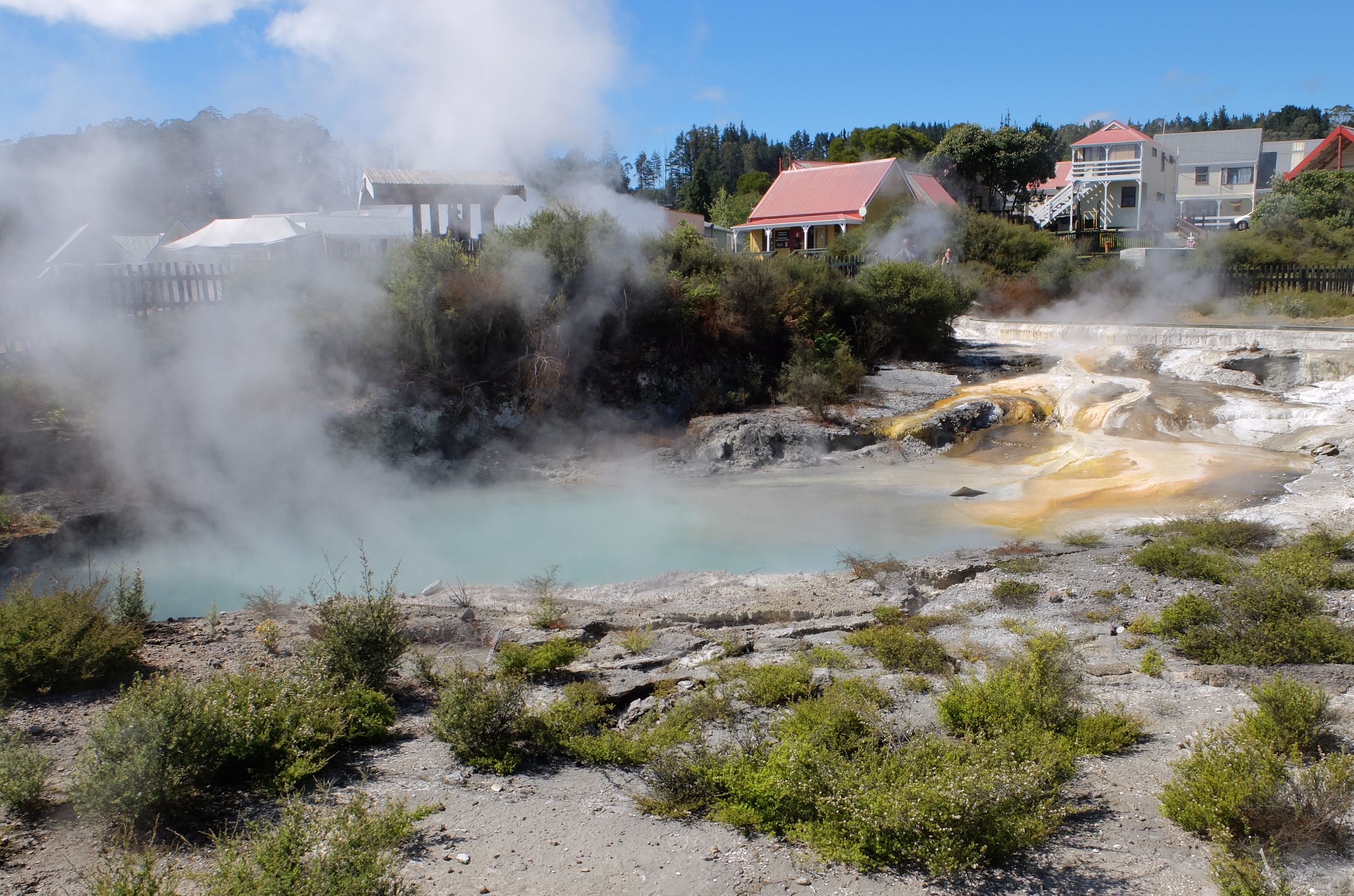 Piscine d'eau chaude en plein village