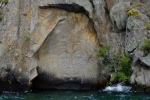 scultupre maori rock