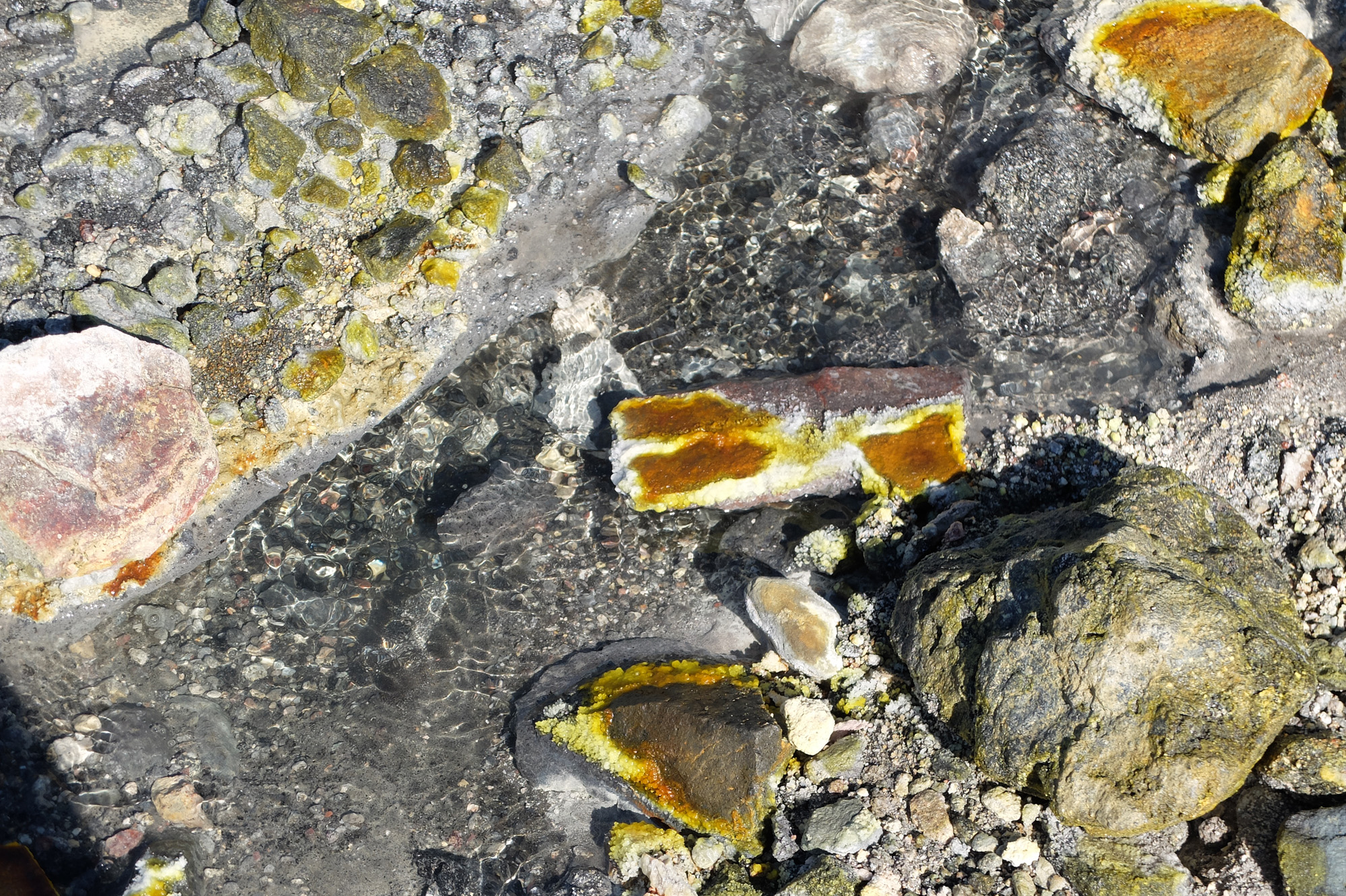 couleurs jaune ocre white island pierre