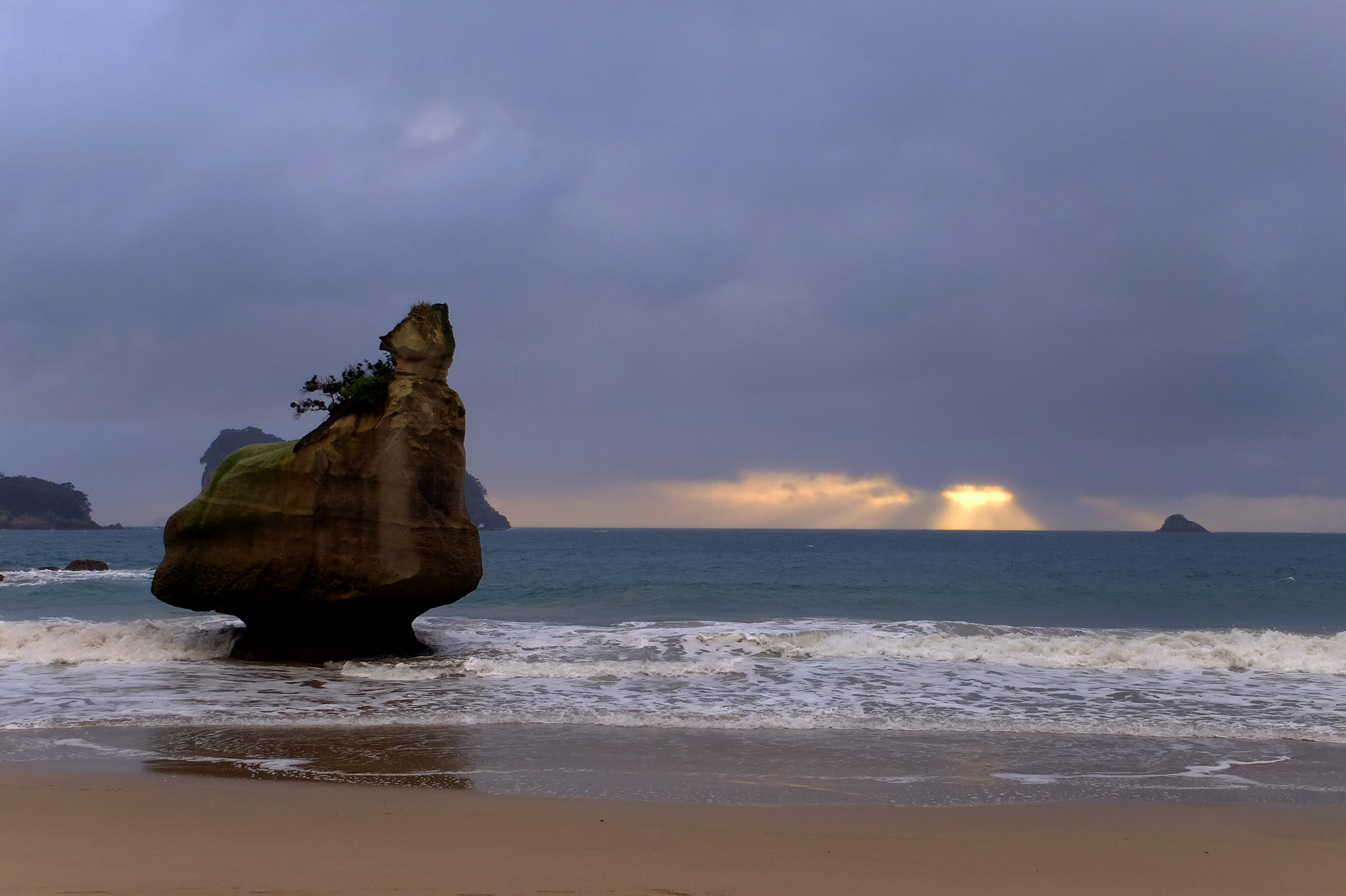 lever de soleil sur le sphin de cathedral cove