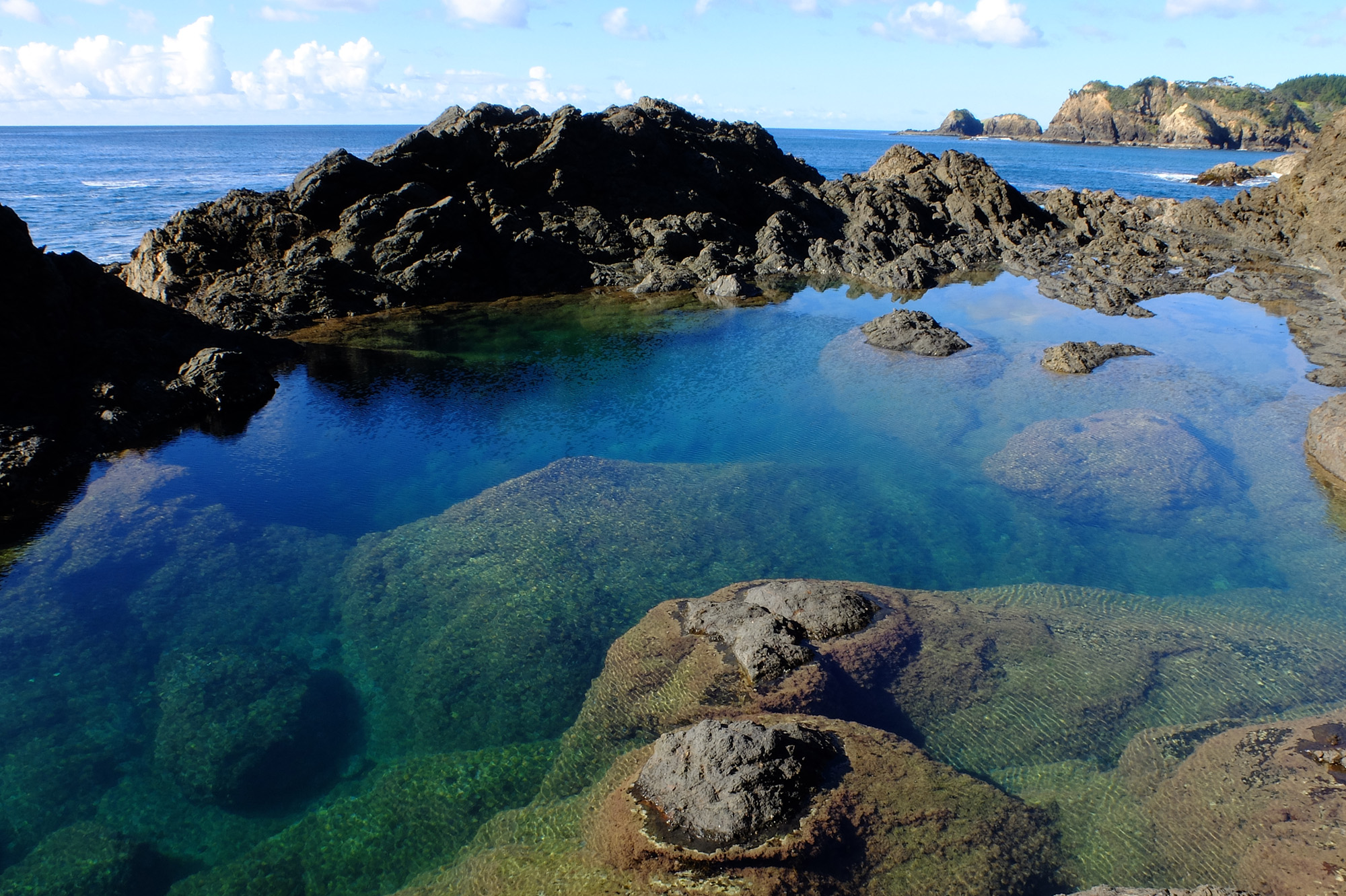 mermaid pools eau bleue roche transparent trou d'eau